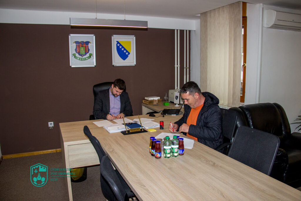 POTPISAN UGOVOR O REALIZACIJI PROGRAMA ODRŽAVANJA KOMUNALNIH OBJEKATA I UREĐAJA ZAJEDNIČKE KOMUNALNE POTROŠNJE OPĆINE BUŽIM ZA 2021. GODINU
