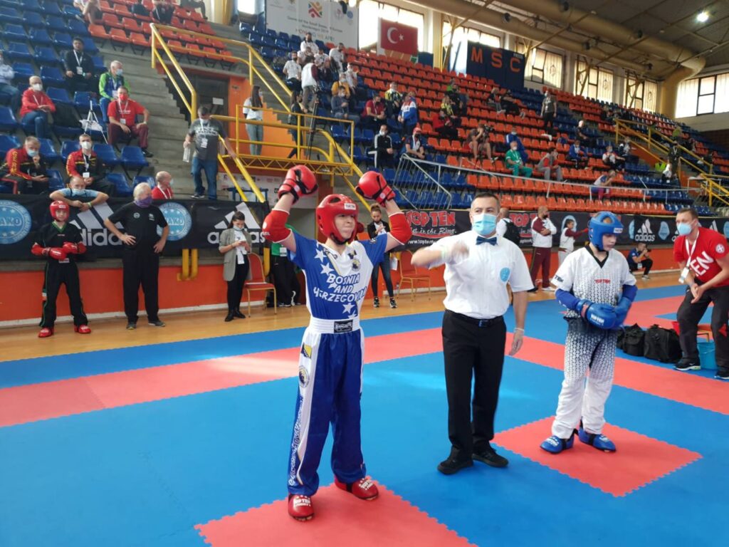 DOBRE VIJESTI IZ BUDVE: MEHMED KRUPIĆ IMA NAJMANJE BRONZANU MEDALJU NA EVROPSKOM PRVENSTVU U KICKBOKSU