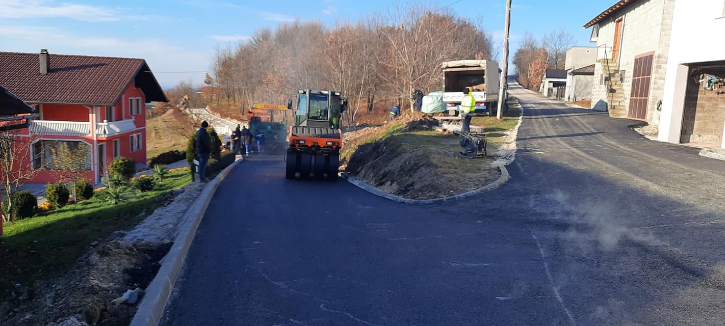 U TOKU ASFALTIRANJE PUTA BAJRIĆI-AJKIĆI
