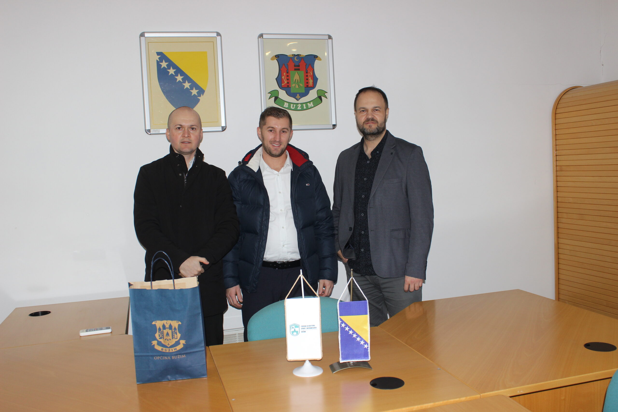VRIJEDNA DONACIJA ZA SPORTSKU DVORANU BUŽIM