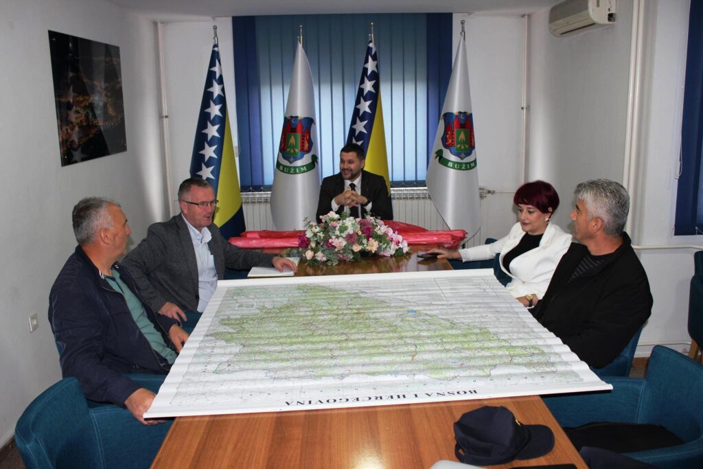DIREKTORI ŠKOLA I KOMANDIR PS BUŽIM NA RADNOM SASTANKU KOD NAČELNIKA OPĆINE