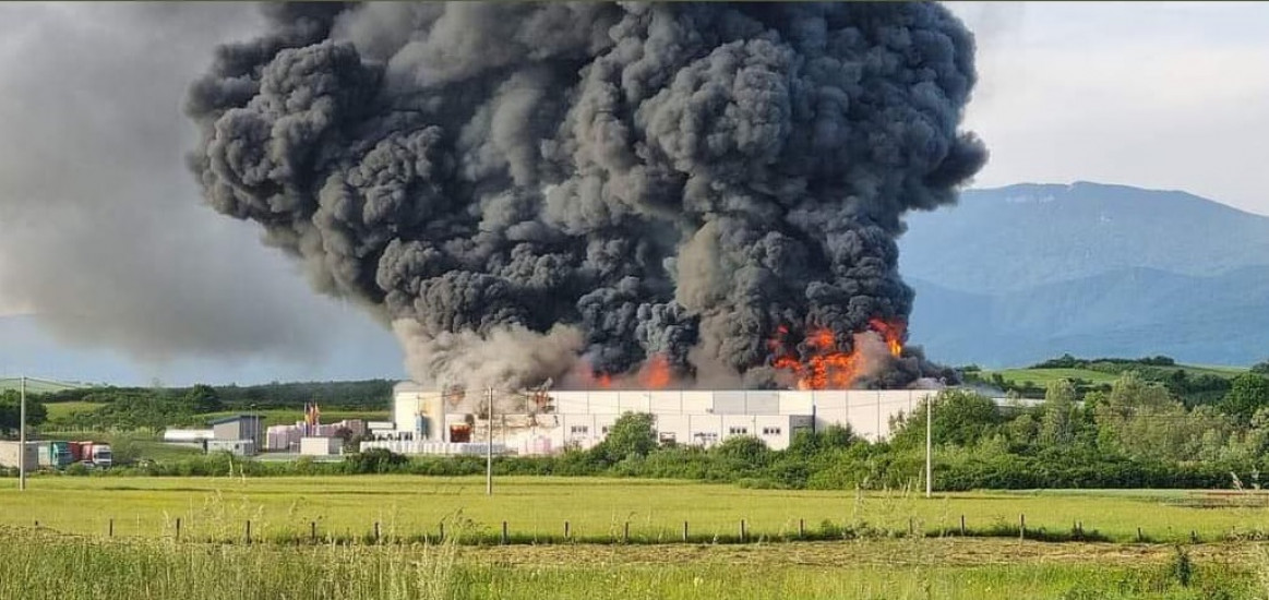 Nema žrtava u požaru koji je zahvatio fabriku u Bihaću, evakuisan dio stanovništva