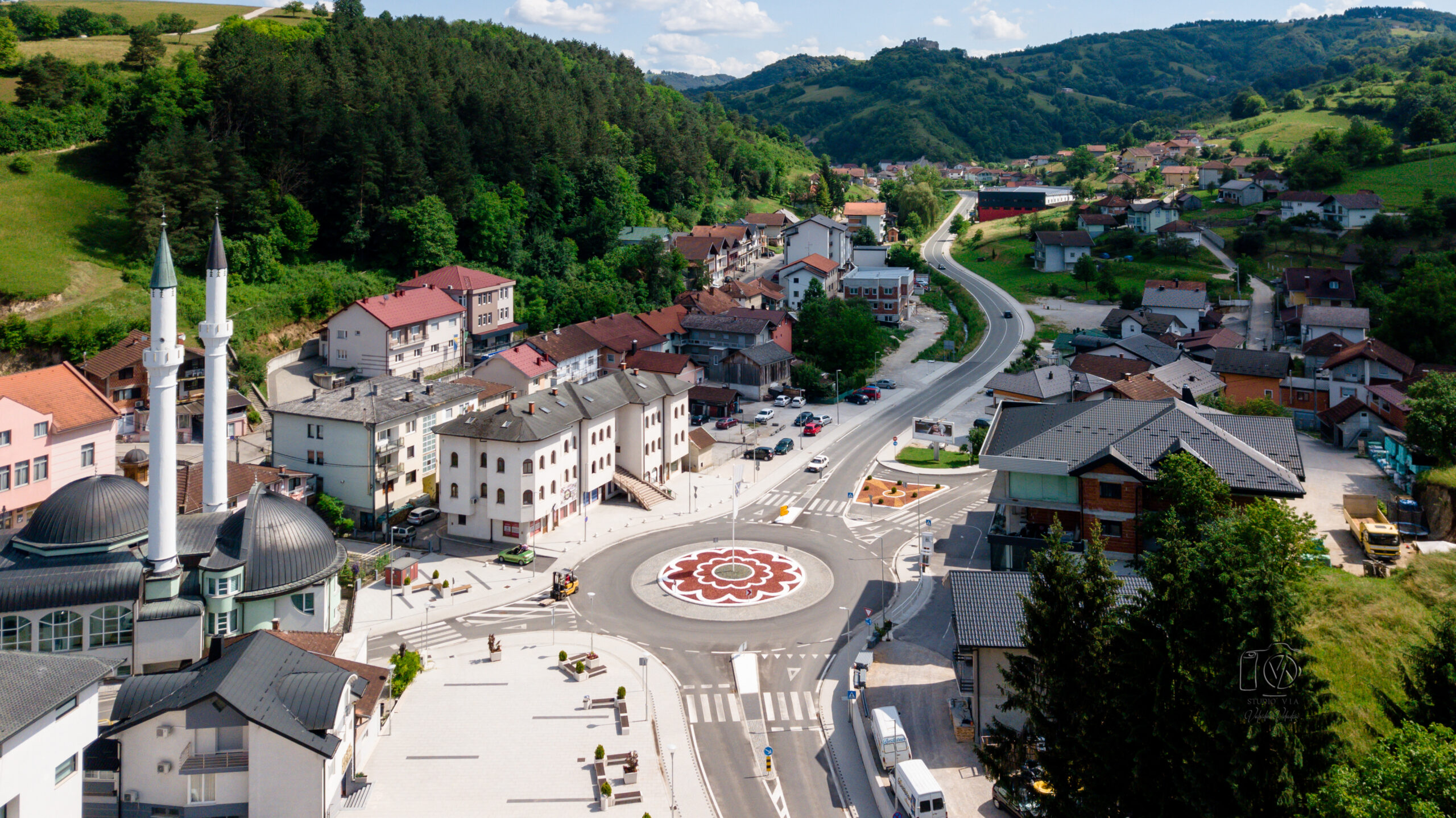 Na bužimskom kružnom toku „Srebrenički cvijet“