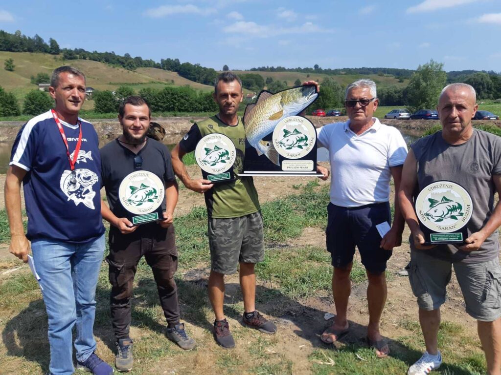 ODRŽAN TREĆI “MEMORIJALNI ŠARAN KUP IZET NANIĆ 2022” U ULOVU RIBE UDICOM NA PLOVAK