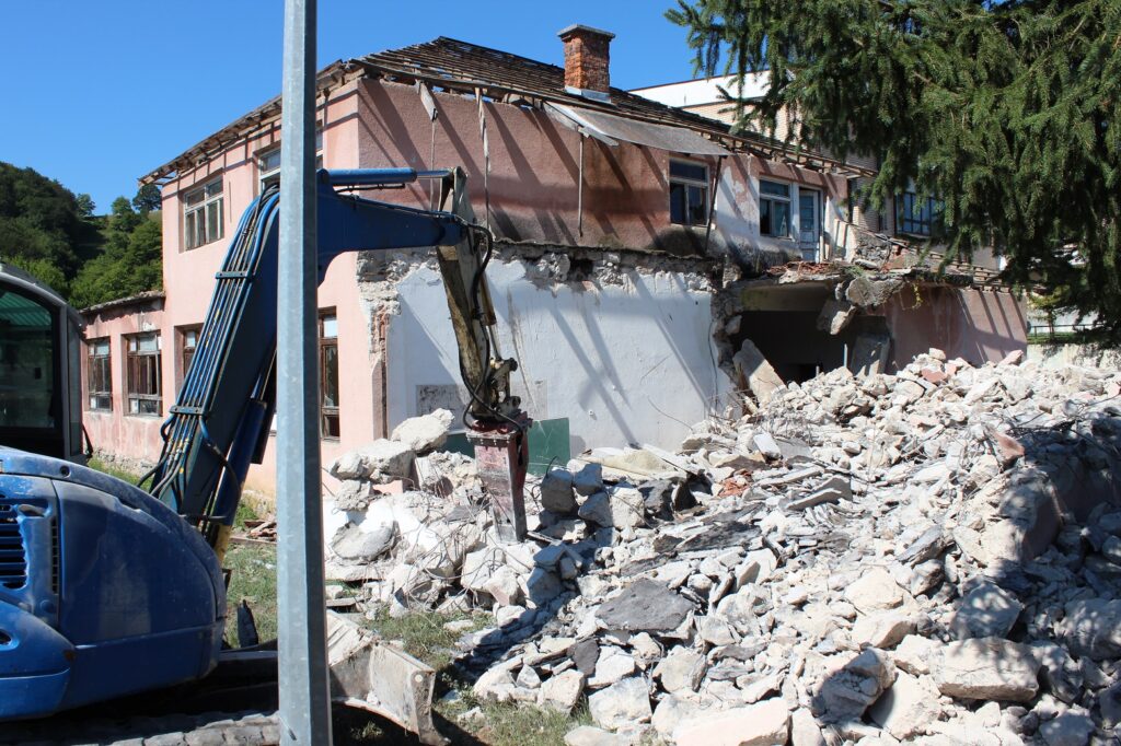 POČELO RUŠENJE STARE ŠKOLE U VAROŠKOJ RIJECI