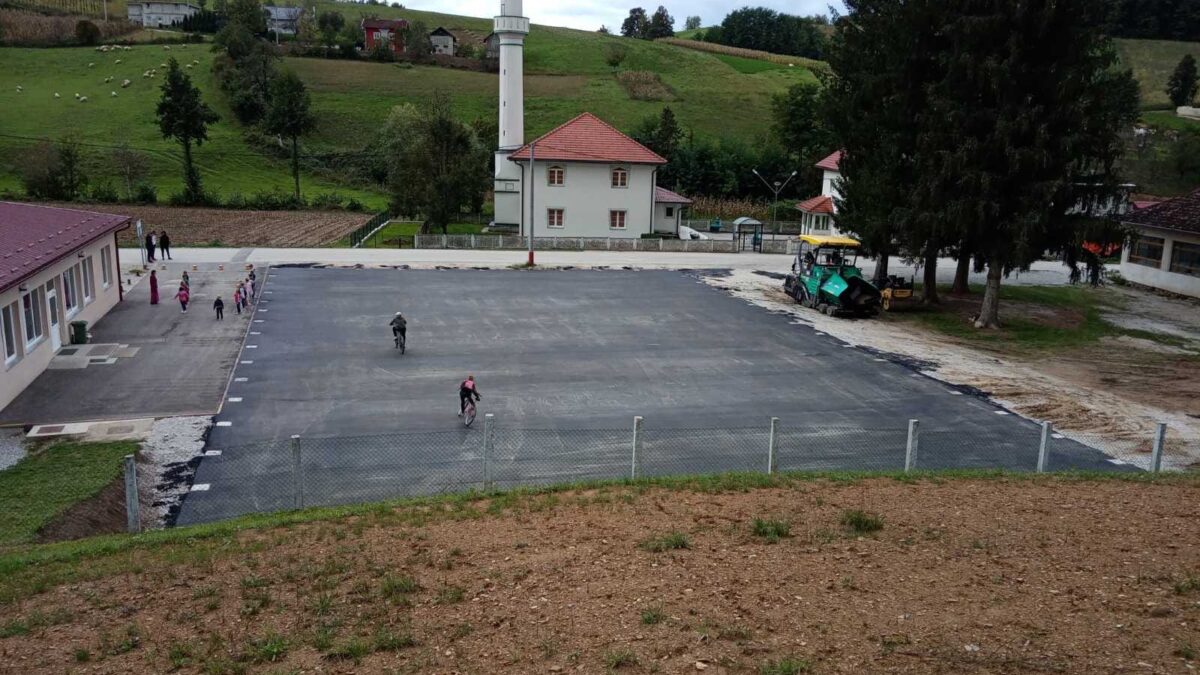 ZAVRŠENO ASFALTIRANJE IGRALIŠTA U MZ BUĆEVCI
