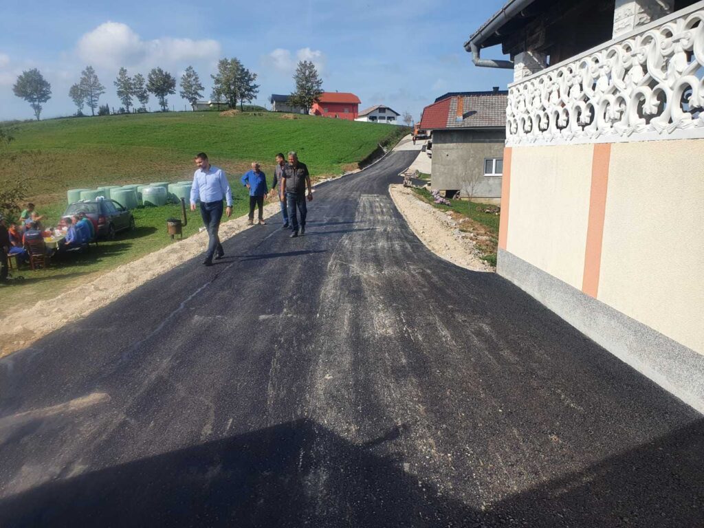 ASFALTIRANA JOŠ DVA PUTNA PRAVCA U DVIJE MJESNE ZAJEDNICE