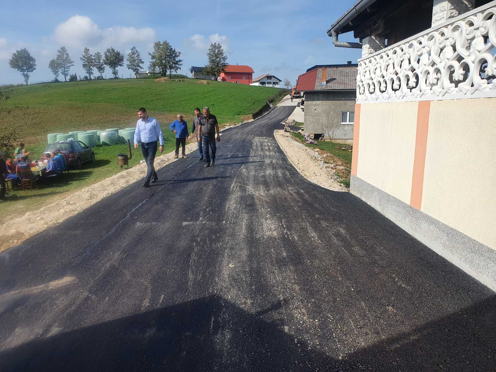 ASFALTIRANA JOŠ DVA PUTNA PRAVCA U DVIJE MJESNE ZAJEDNICE