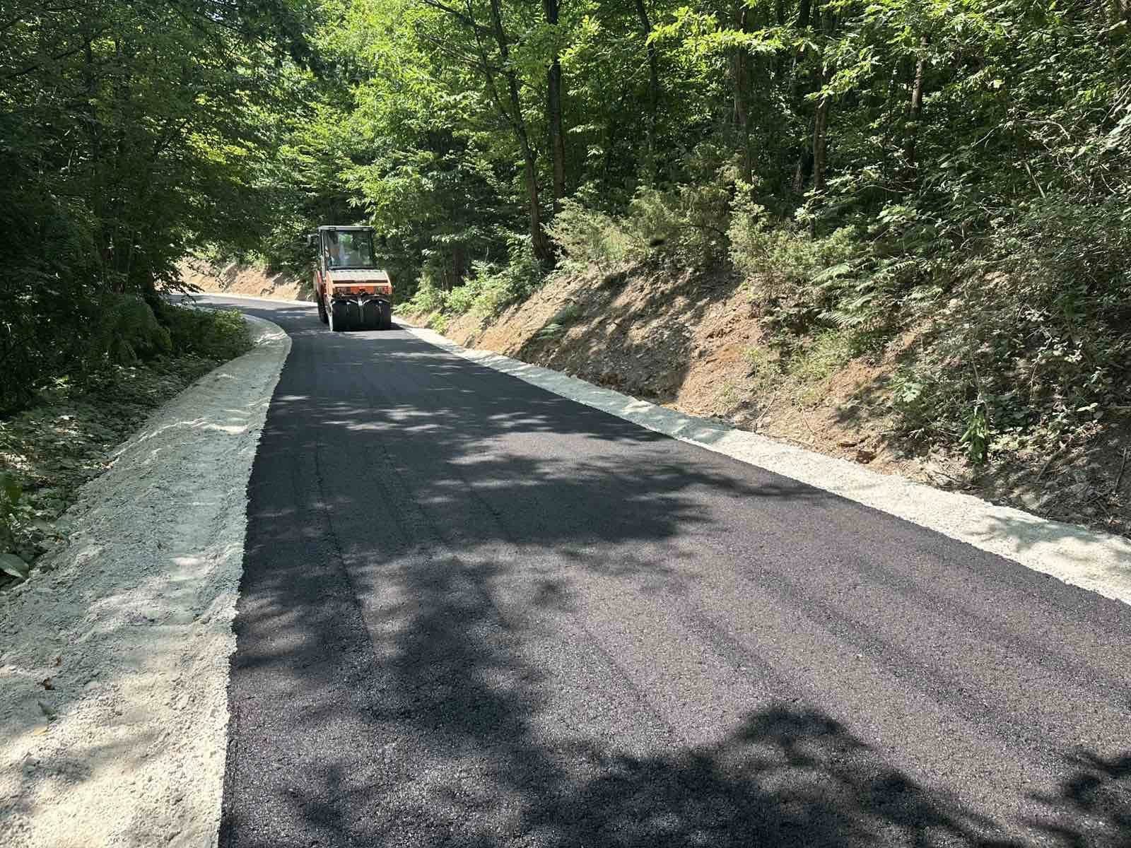 ASFALTIRANA TRI PUTNA PRAVCA U MZ ZARADOSTOVO