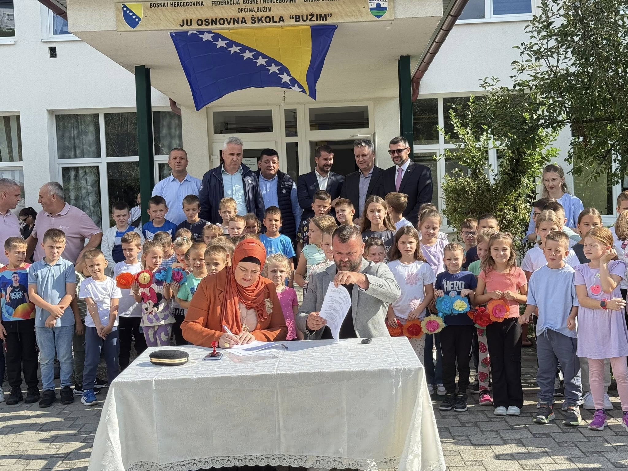 SVEČANO POTPISAN UGOVOR ZA IZVOĐENJE RADOVA NA OBJEKTU ŠKOLSKE SALE U VAROŠKOJ RIJECI ( III FAZA)