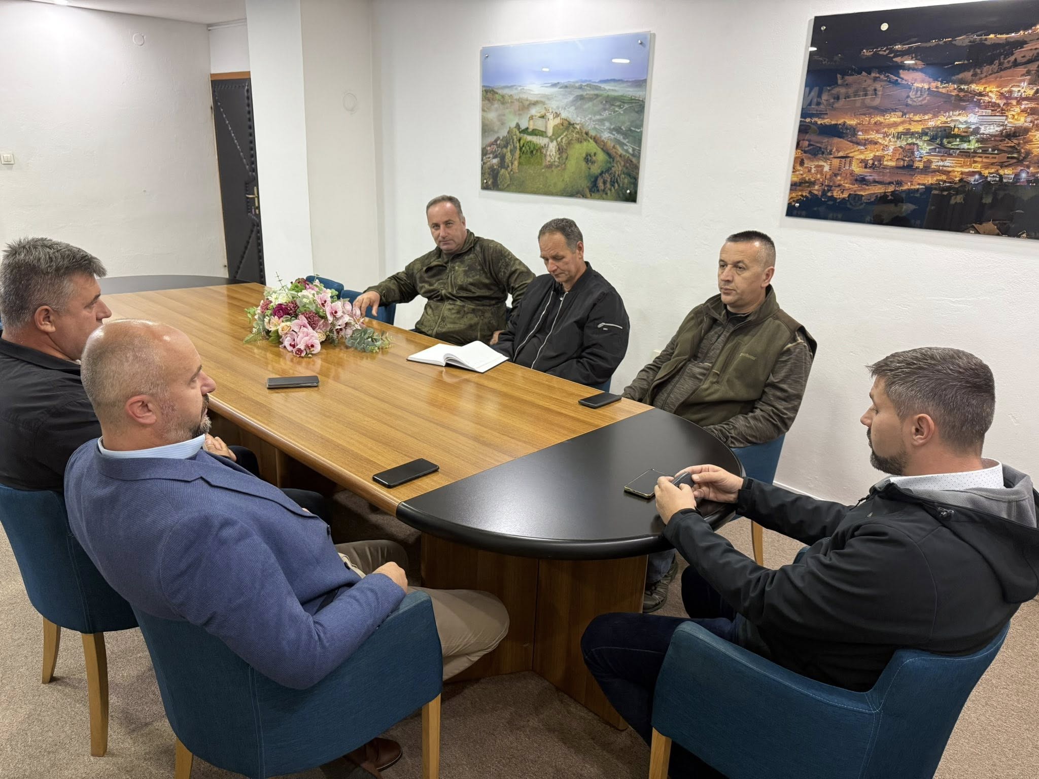 ČLANOVI LD «LOVAC» BUŽIM NA PRIJEMU KOD OPĆINSKOG NAČELNIKA POVODOM OTVORA LOVNE SEZONE 2025/26