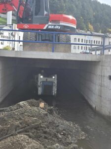 OTPOČELO ČIŠĆENJE KORITA RIJEKE BUŽIMNICE I POTOKA ĐORMAZA U NATKRIVENOM DIJELU