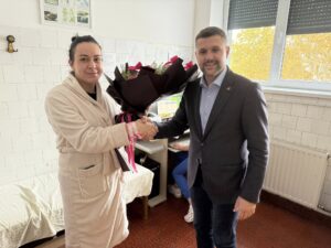 NAČELNIK NANIĆ POSJETIO MAJKU EMIRU IČANOVIĆ KOJA JE NA SVIJET DONIJELA TRI DJEVOJČICE
