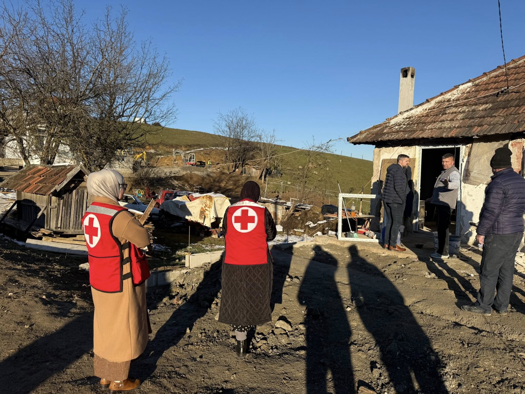 NAČELNIK OPĆINE I CRVENI KRIŽ POSJETIO PORODICE LELIĆ I LJUBIJANIĆ ČIJE SU KUĆE STRADALE U NEDAVNOM POŽARU
