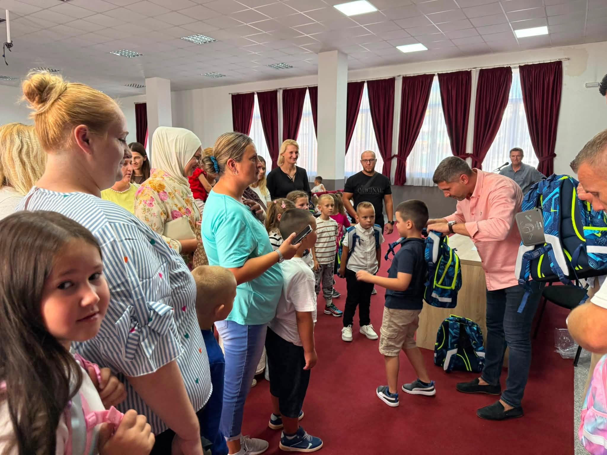 149 BUŽIMSKIH PRVAČIĆA OBRADOVANO ŠKOLSKIM TORBAMA I KOMPLETNIM PRIBOROM